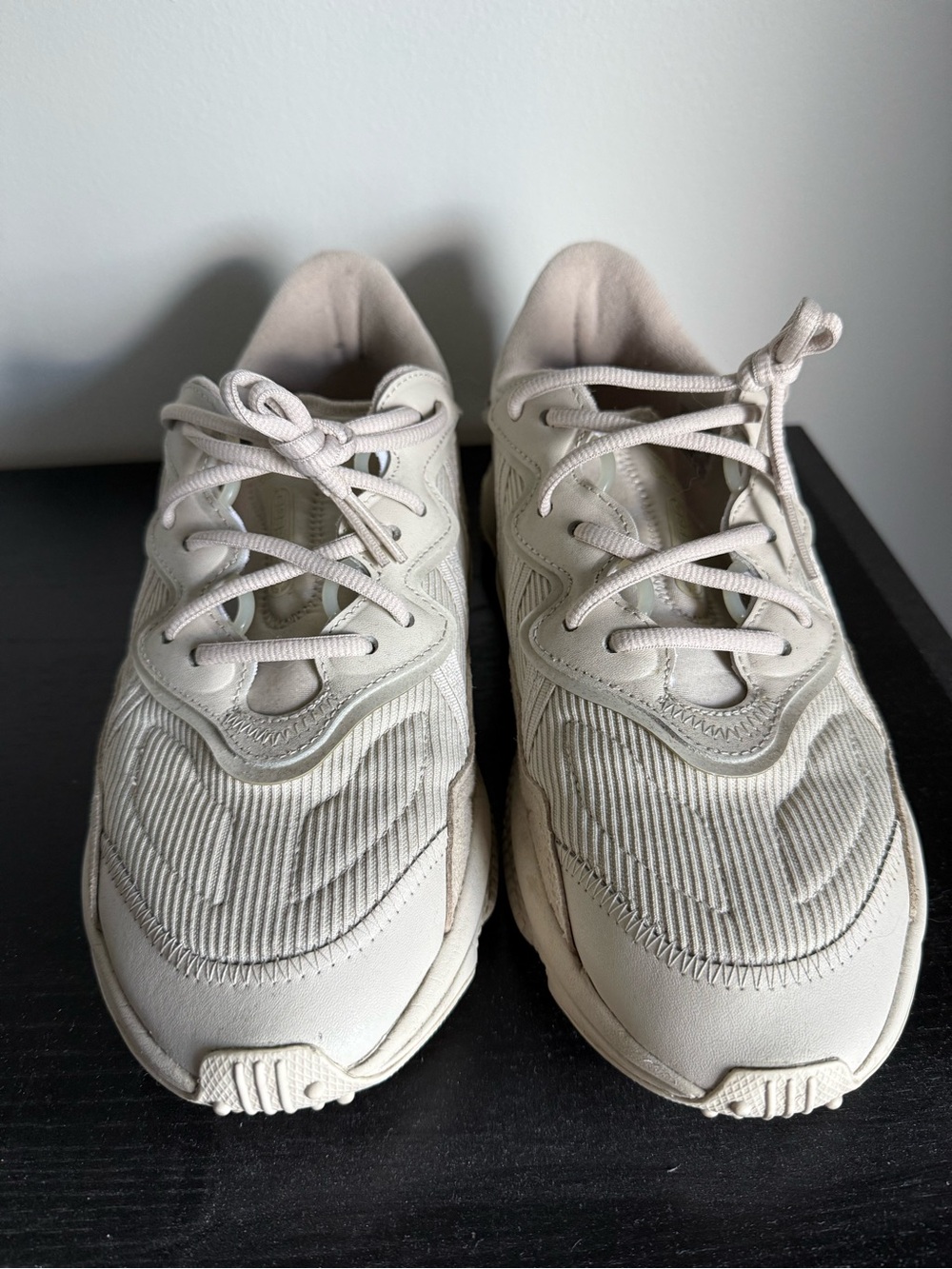 Adidas Originals Men’s Ozweego Sneakers size M9